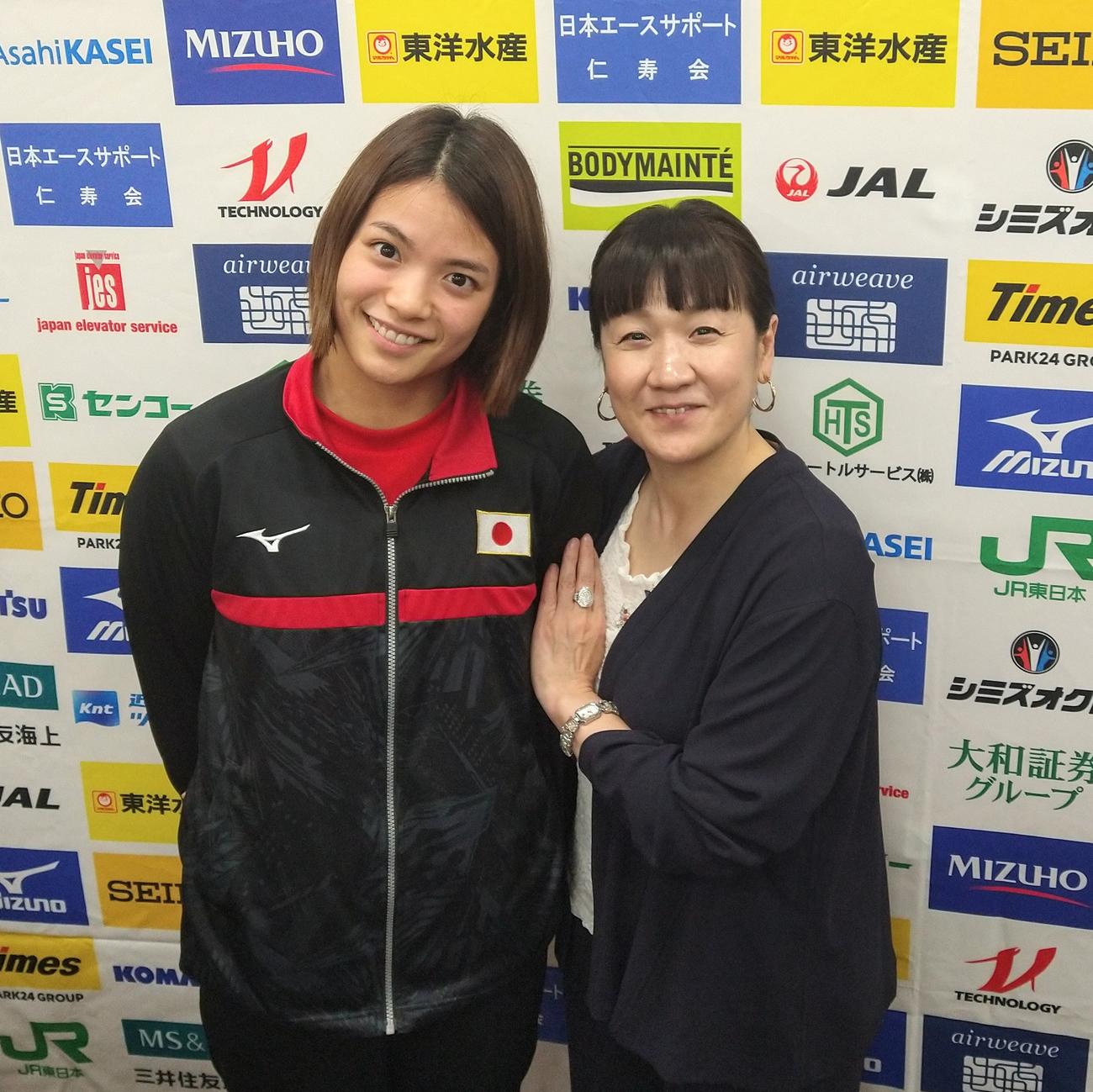 講話の後、記念撮影する谷亮子さん（右）と阿部詩（2024年4月30日撮影）
