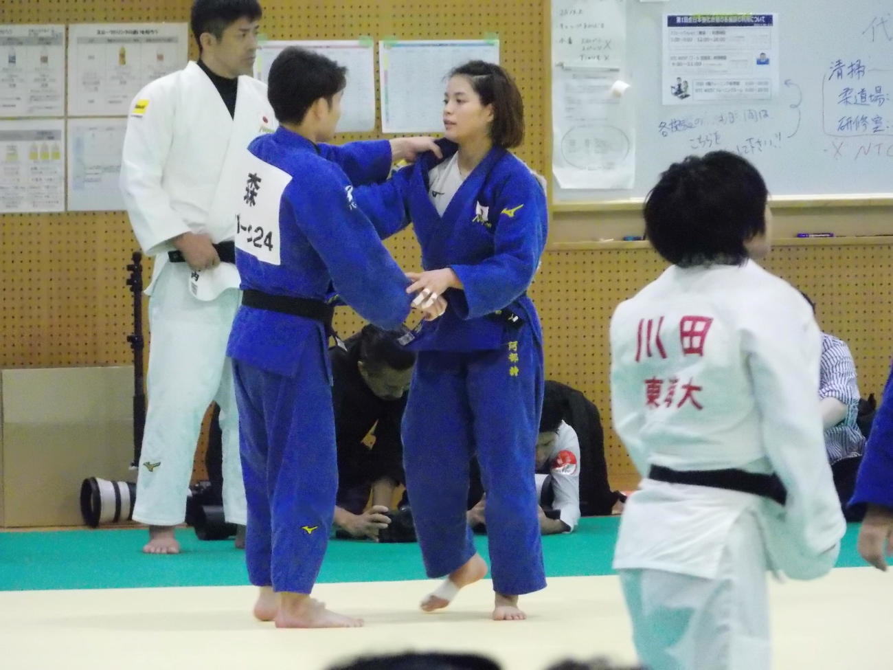 全日本合宿で組み合う阿部詩（左から3人目）（撮影・松本航）