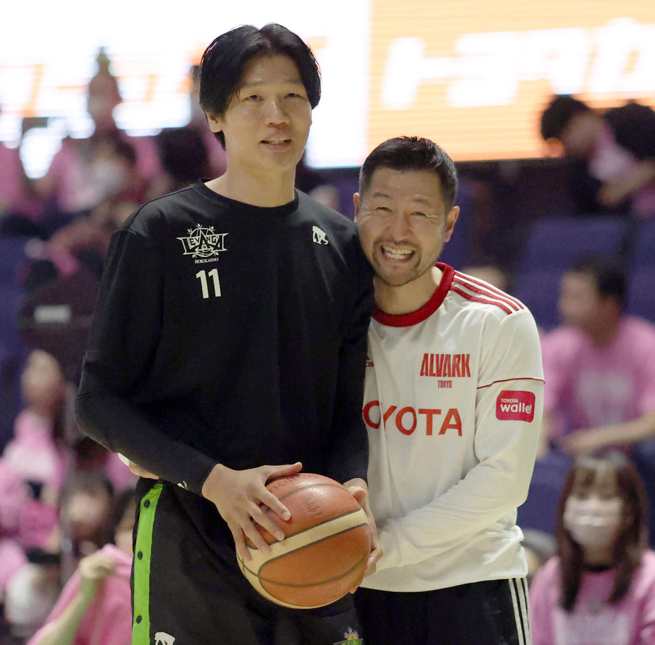 試合前、引退をするレバンガ北海道桜井（左）に笑顔で歩み寄るA東京橋本（撮影・佐藤翔太）