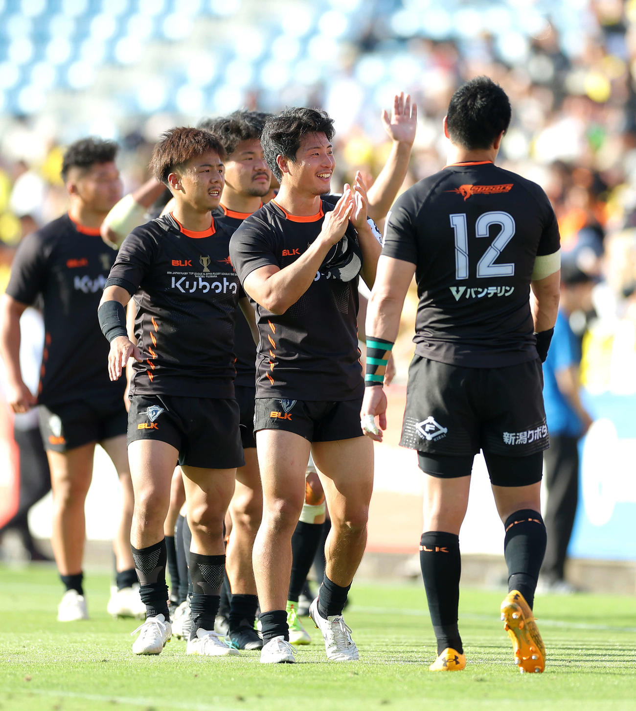 東京SG対東京ベイ　試合後、観客席にあいさつして回る東京ベイ山崎（中央）と藤原（撮影・河田真司）