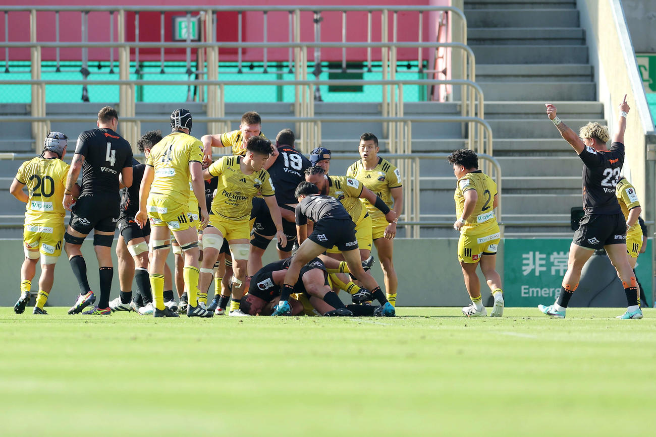 東京SG対東京ベイ　後半、トライを決める東京ベイフッカースカルク・エラスマス（中央下）（撮影・河田真司）