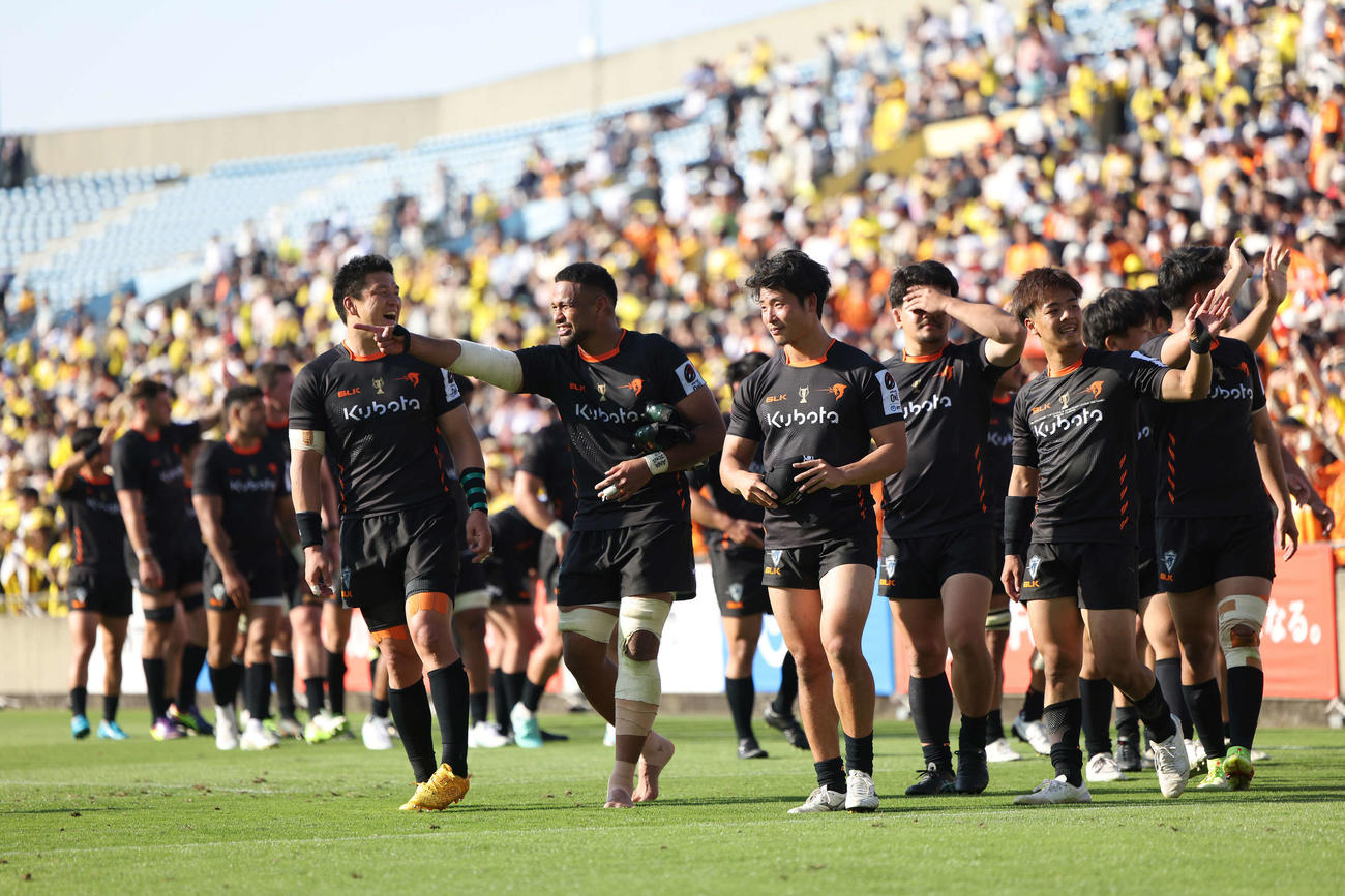 東京SG対東京ベイ　試合を終え、観客席にあいさつする東京ベイの選手たち（撮影・河田真司）