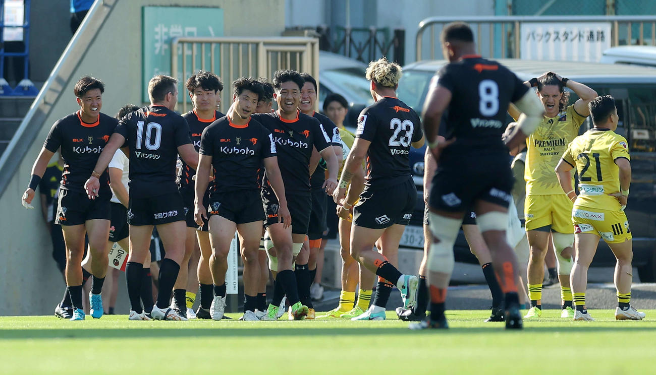 東京SG対東京ベイ　後半、トライを決める東京ベイWTB山崎（左から4人目）（撮影・河田真司）