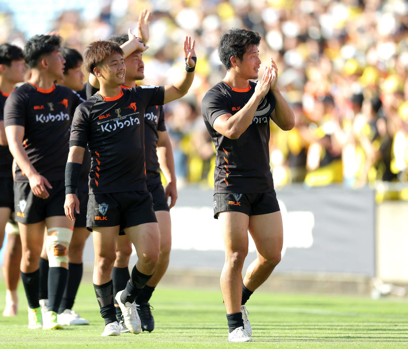 東京SG対東京ベイ　試合後、観客席にあいさつして回る東京ベイ藤原（左）と山崎（撮影・河田真司）