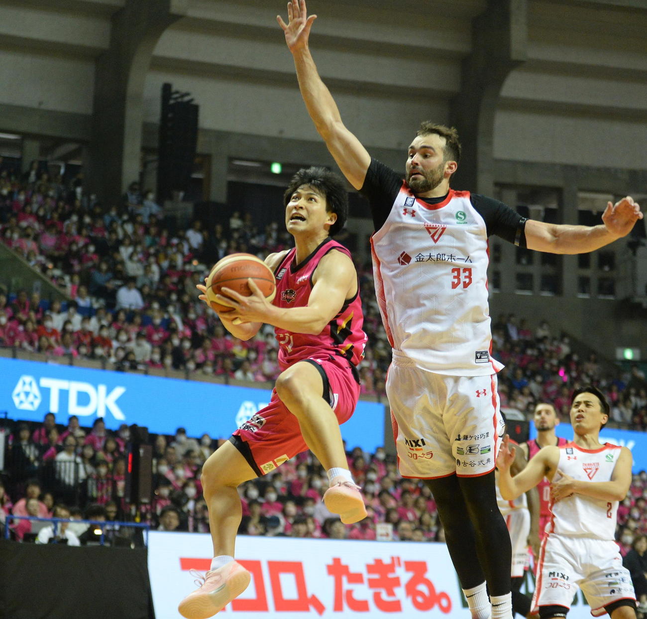 秋田対千葉　チーム最多の13得点を挙げたB1秋田・長谷川（左）（撮影・濱本神威）