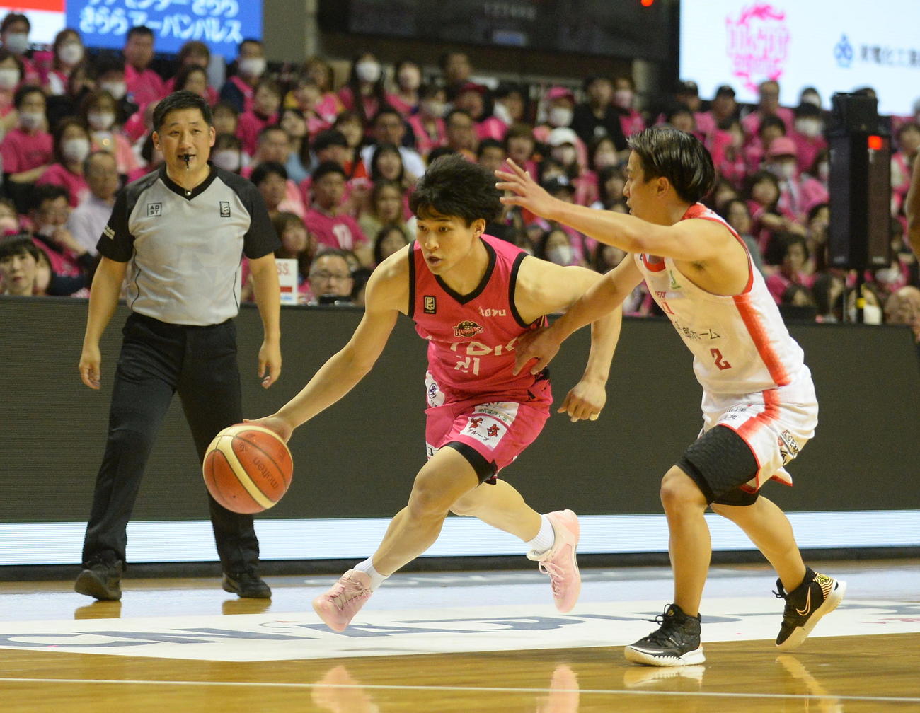 秋田対千葉　第3Q、ドリブルで敵陣に攻めるB1秋田・長谷川（中央）（撮影・濱本神威）