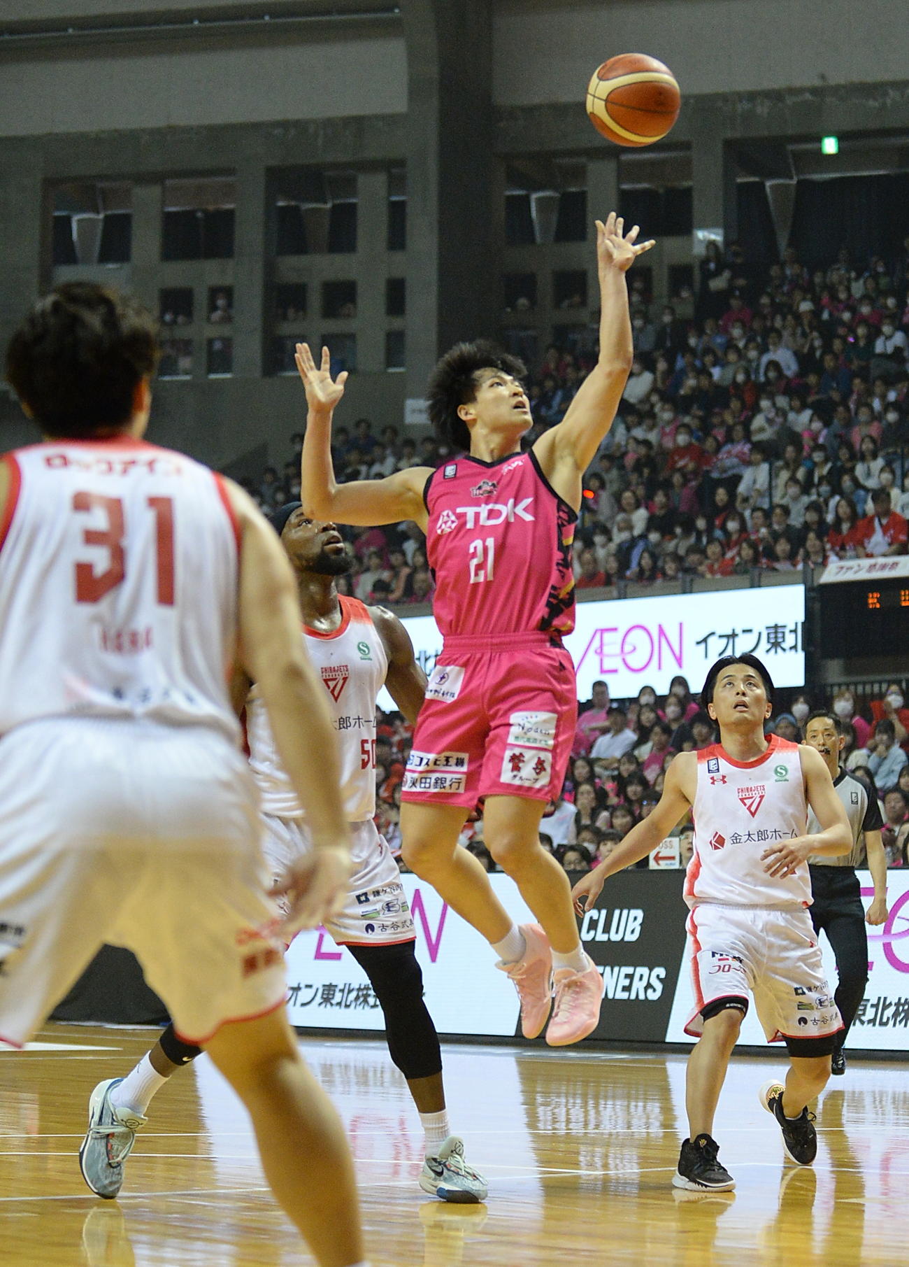 秋田対千葉　チーム最多の13得点を挙げたB1秋田・長谷川（中央）（撮影・濱本神威）