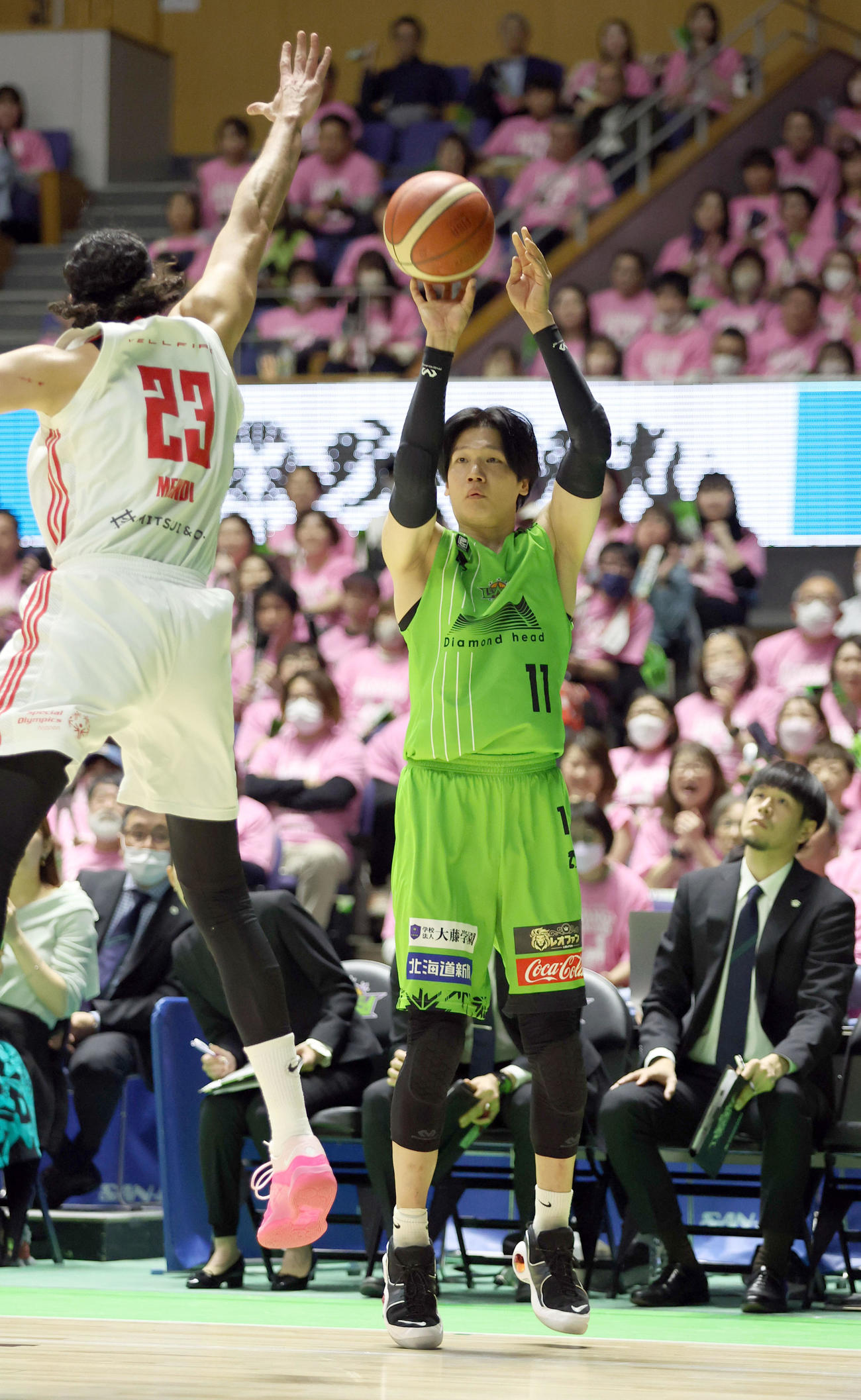 レバンガ北海道対A東京　第2Q、3点シュートを決めるレバンガ北海道桜井（撮影・佐藤翔太）