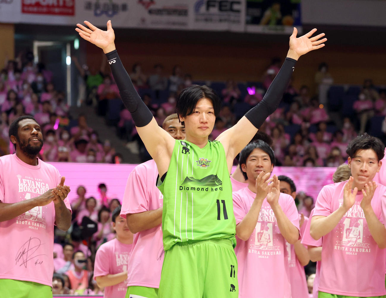 レバンガ北海道対A東京　引退セレモニーを終えブースターに手を振るレバンガ北海道桜井（撮影・佐藤翔太）