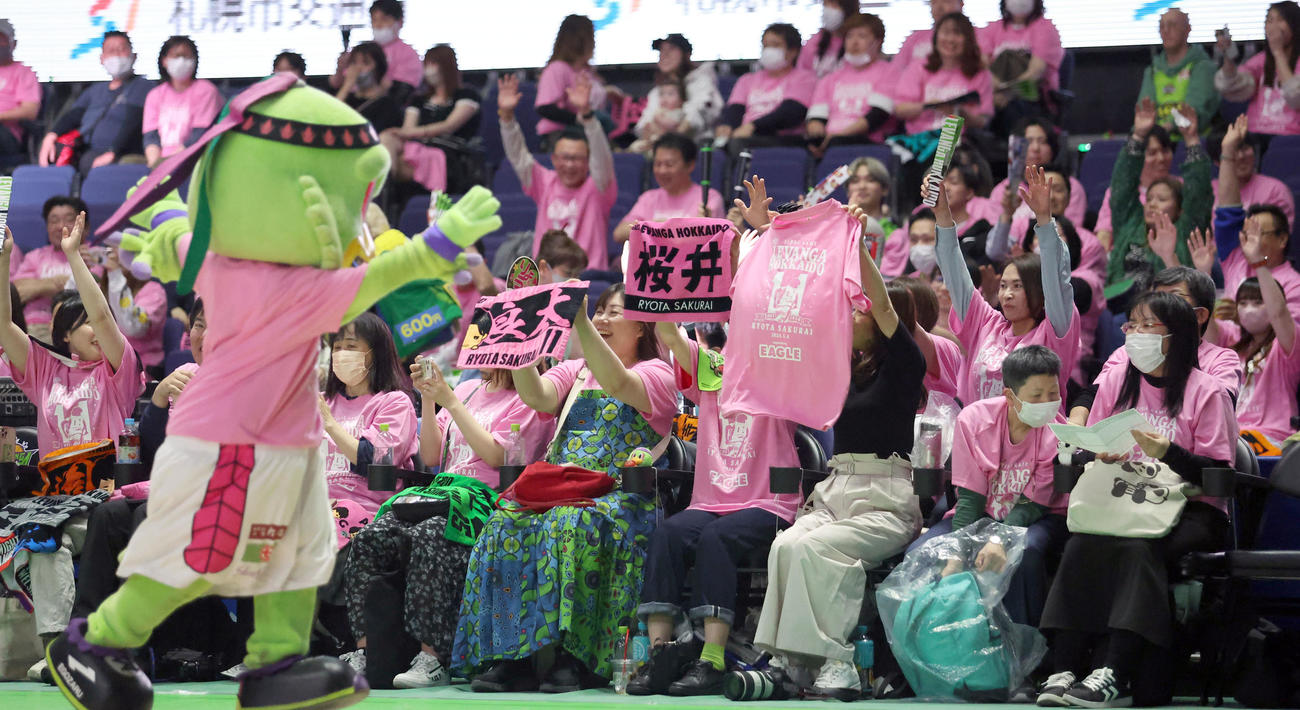 レバンガ北海道対A東京　引退するレバンガ北海道桜井を応援するブースターたち（撮影・佐藤翔太）
