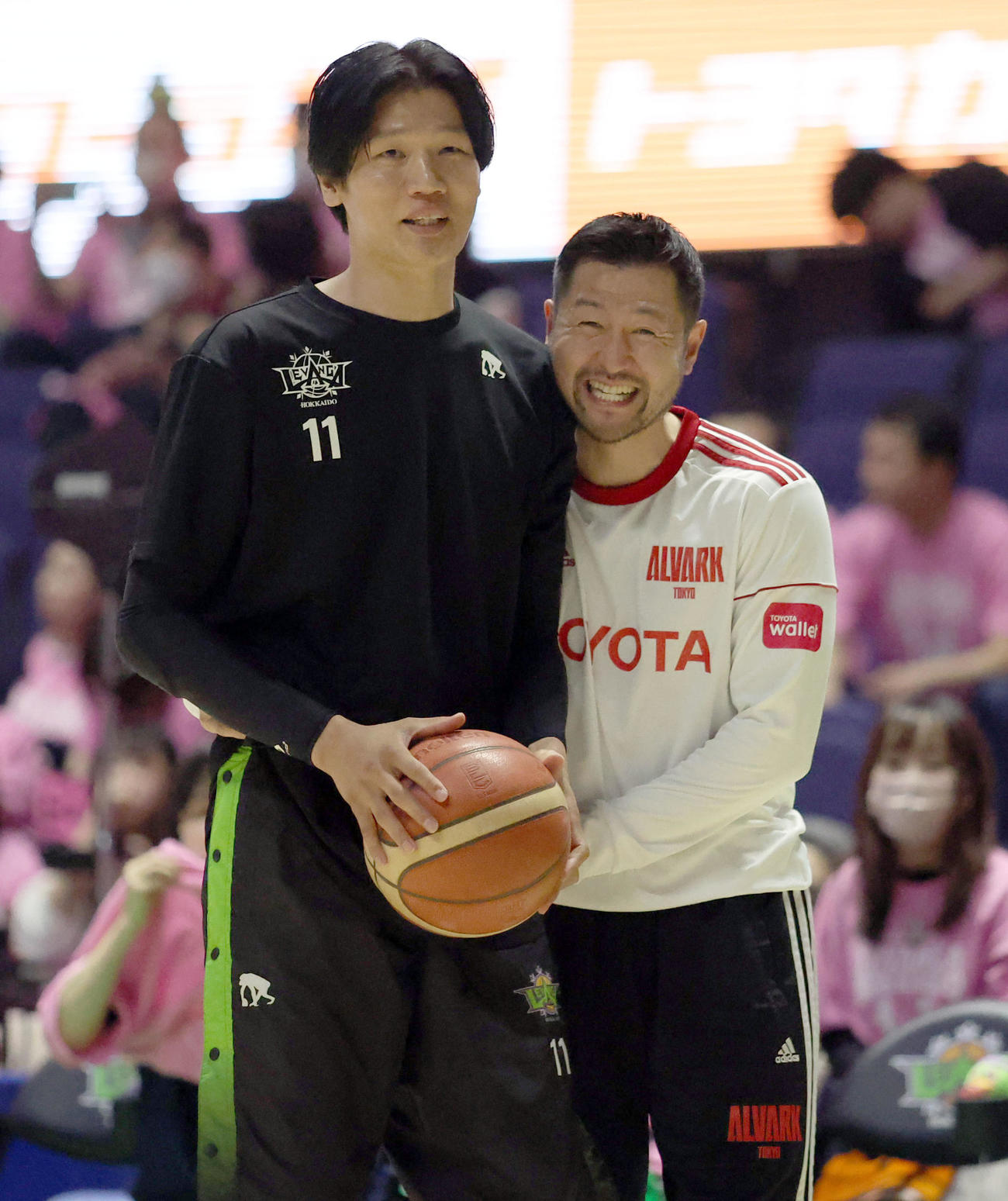 レバンガ北海道対A東京　試合前、引退をするレバンガ北海道桜井（左）に笑顔で歩み寄るA東京橋本（撮影・佐藤翔太）