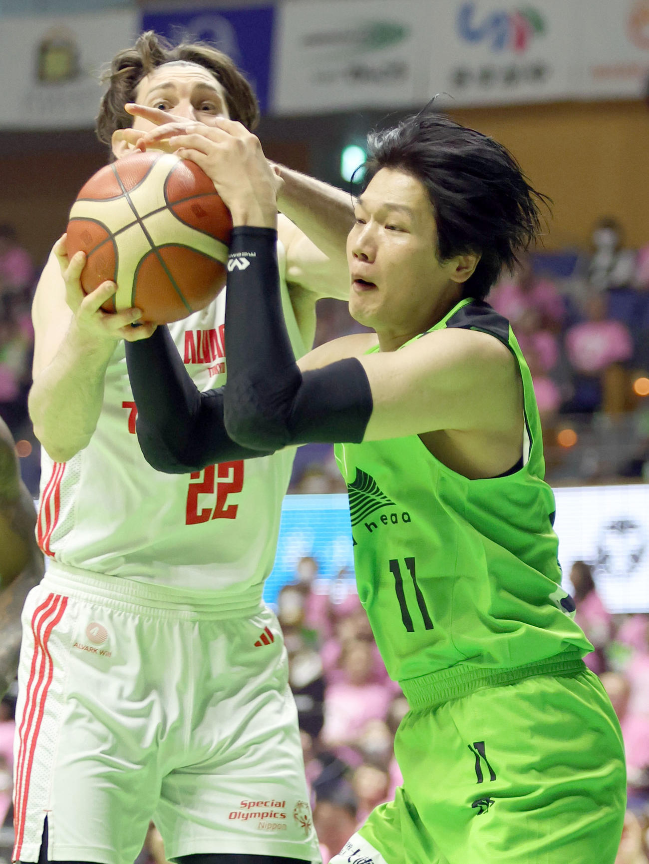 レバンガ北海道対A東京　第1Q、ルーズボールに飛びつくレバンガ北海道桜井（撮影・佐藤翔太）