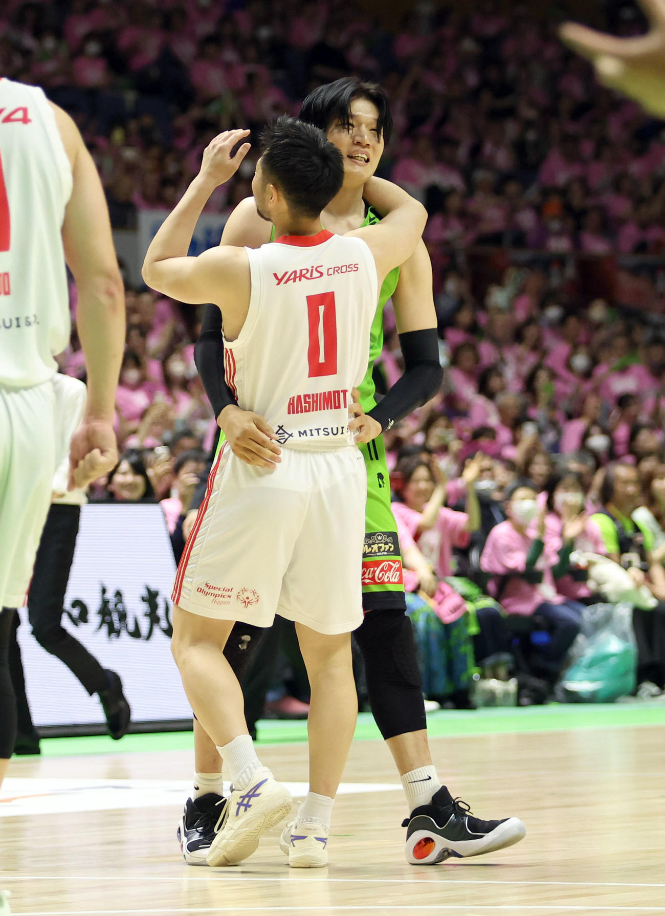 レバンガ北海道対A東京　試合終了後、現役最後にマッチアップしたA東京橋本（手前）と抱き合うレバンガ北海道桜井（撮影・佐藤翔太）