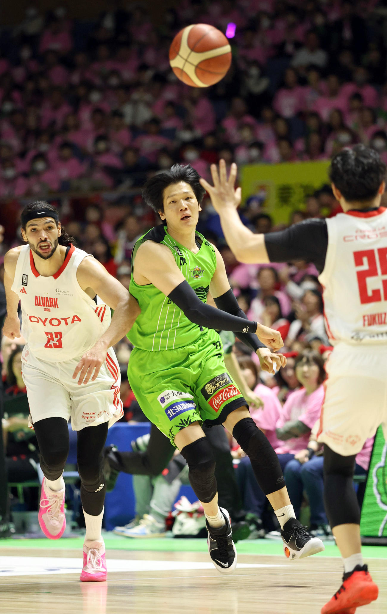レバンガ北海道対A東京　第2Q、パスを出すレバンガ北海道桜井（撮影・佐藤翔太）