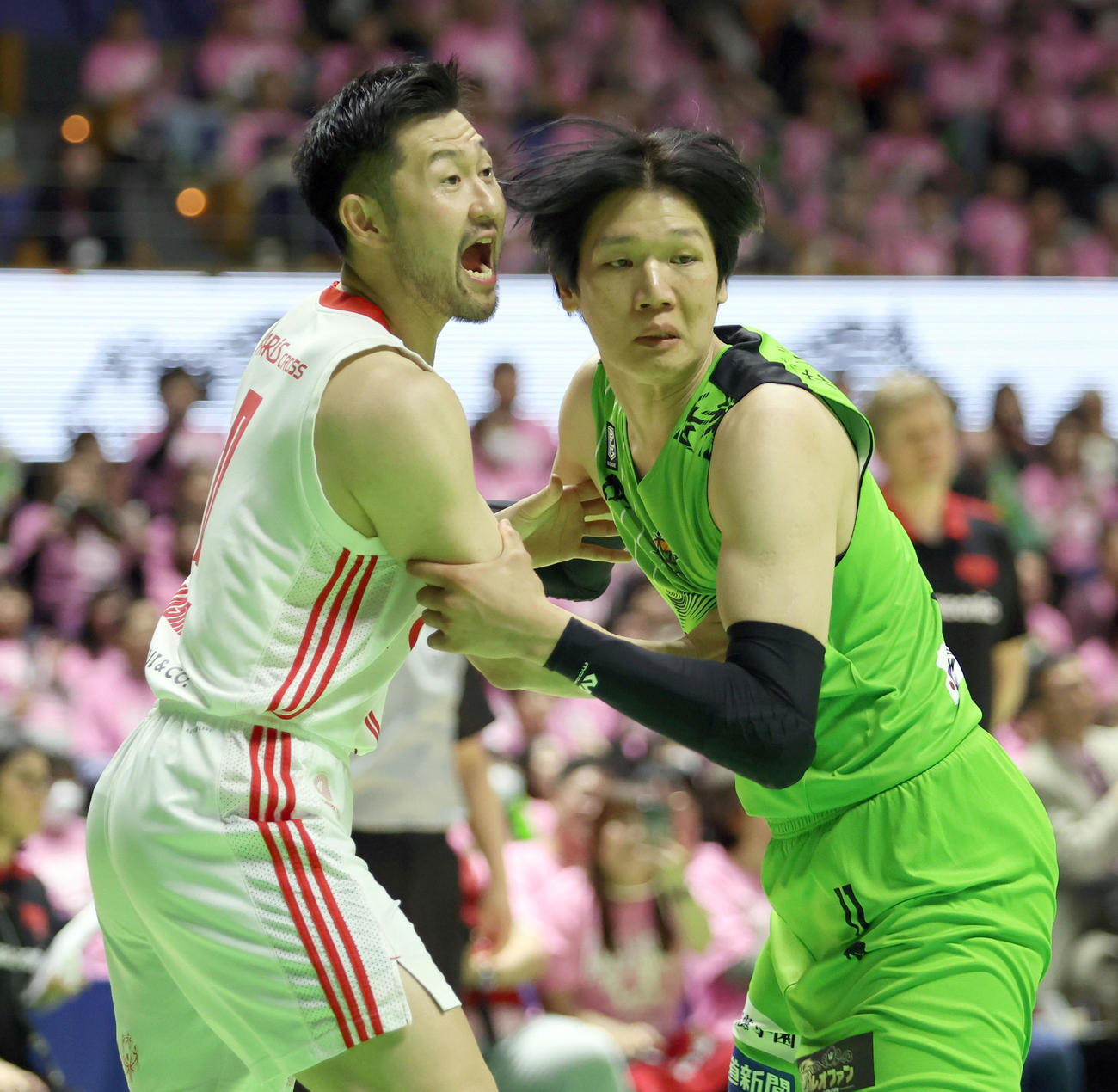レバンガ北海道対A東京　第4Q、マッチアップするA東京橋本（左）とレバンガ北海道桜井（撮影・佐藤翔太）