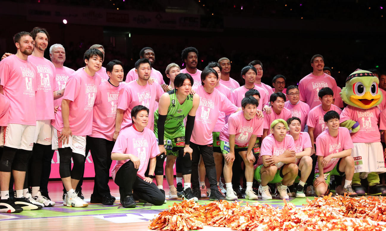 レバンガ北海道対A東京　引退セレモニーでA東京とレバンガ北海道の両チームの選手たちと記念撮影をする桜井（中央）（撮影・佐藤翔太）