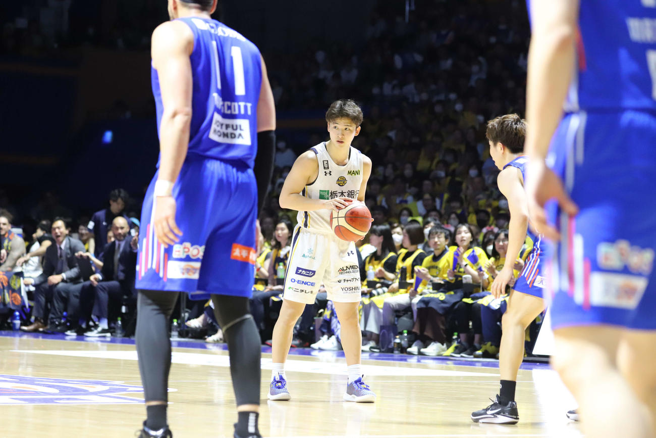 茨城対宇都宮　3本の3Pシュートを決めるなどプロ最多の11得点をマークした宇都宮のルーキー四家（撮影・沢田啓太郎）