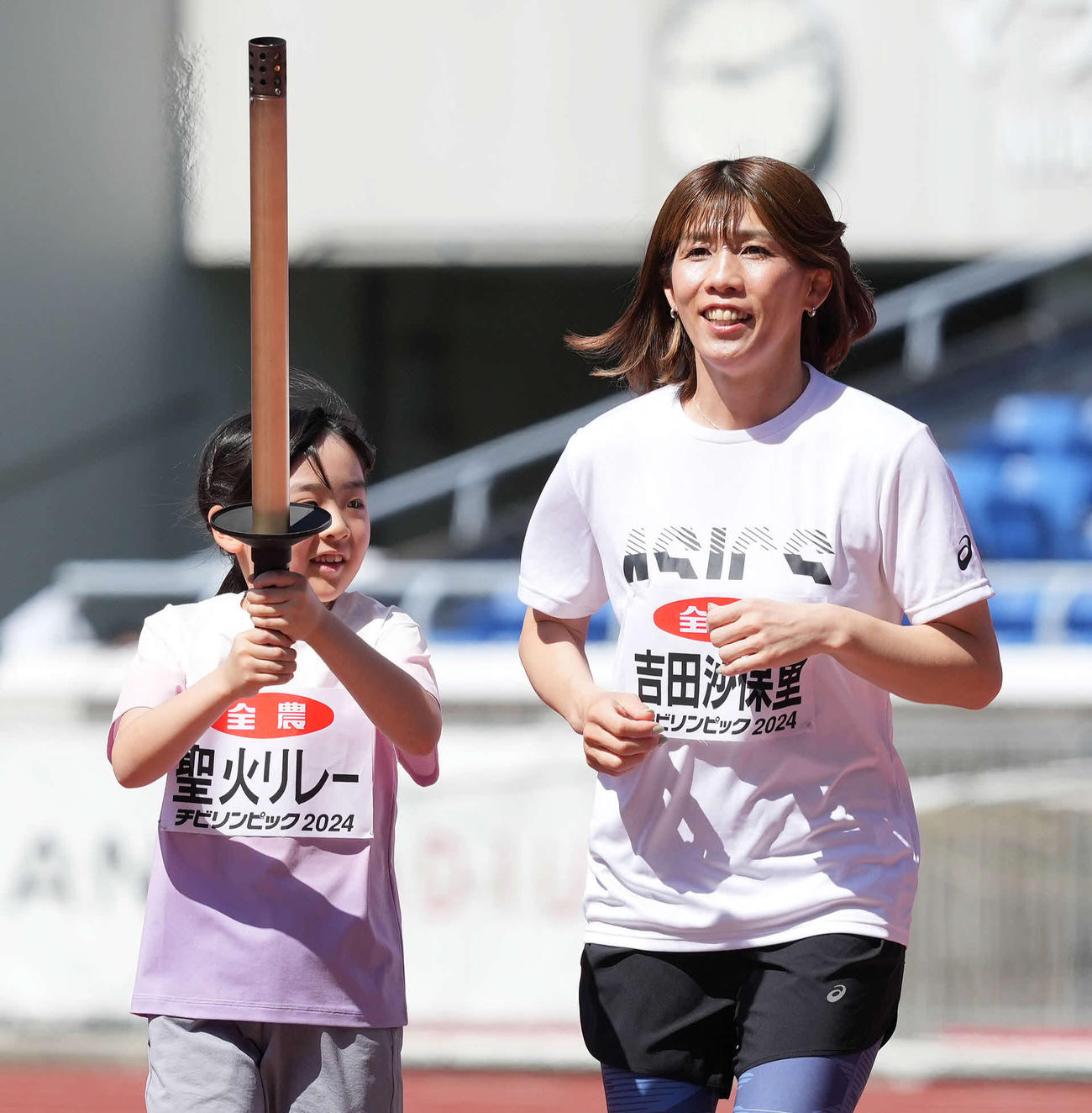 聖火リレーで伴走する吉田沙保里さん（右）（撮影・鈴木みどり）