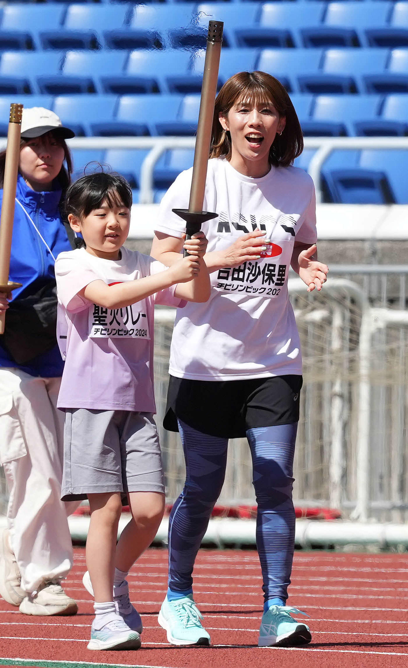 聖火リレーで伴走する吉田沙保里さん（右）（撮影・鈴木みどり）