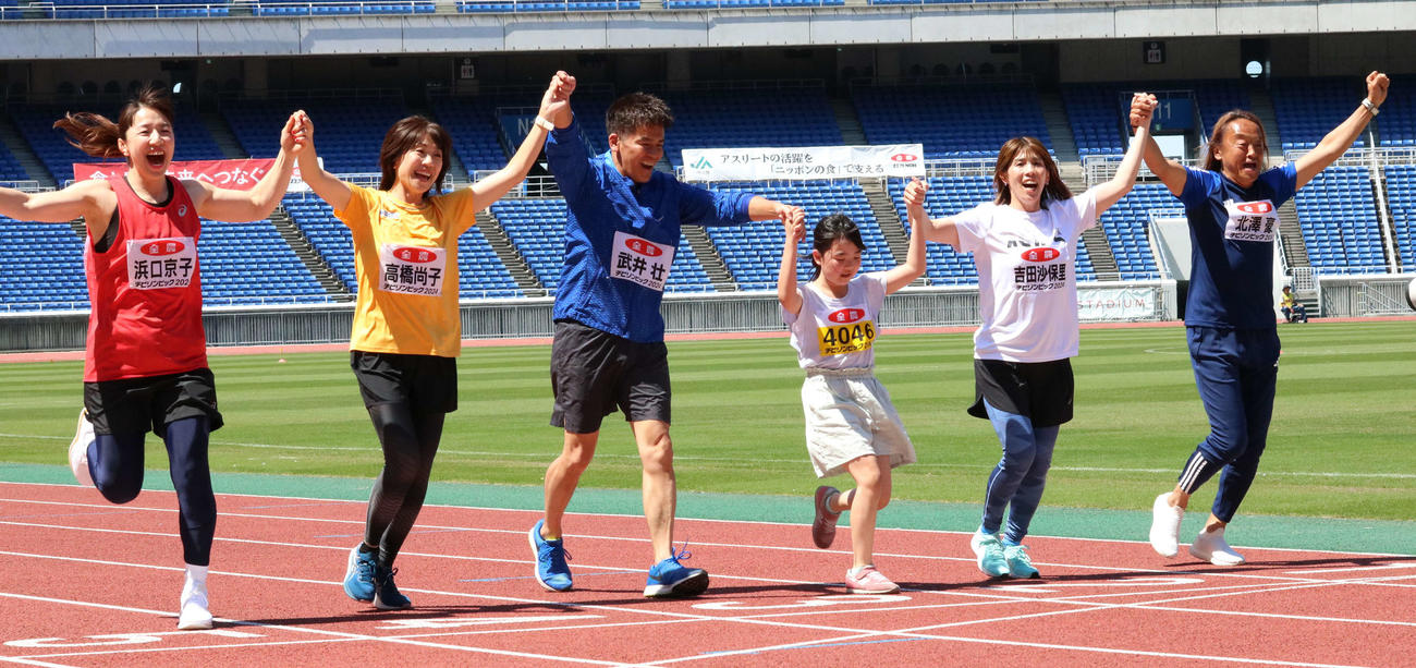 チビリンピック2024　ミニマラソンでゴールする左から浜口京子、高橋尚子、武井壮、少女を挟んで吉田沙保里、北沢豪（撮影・深田雄智）