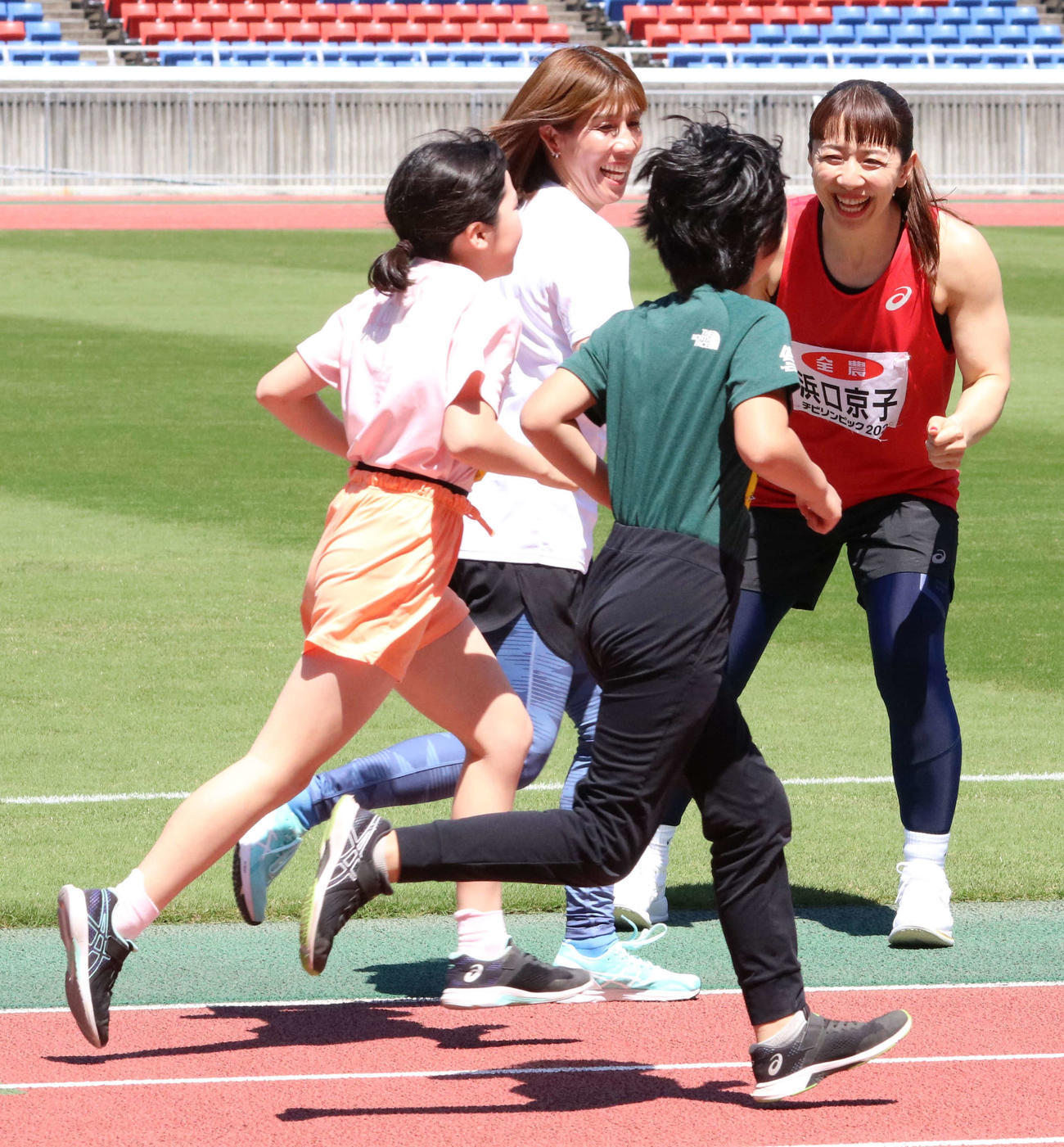 子供たちと伴走する吉田沙保里さん（左）と応援する浜口京子さん（撮影・水谷京裕）