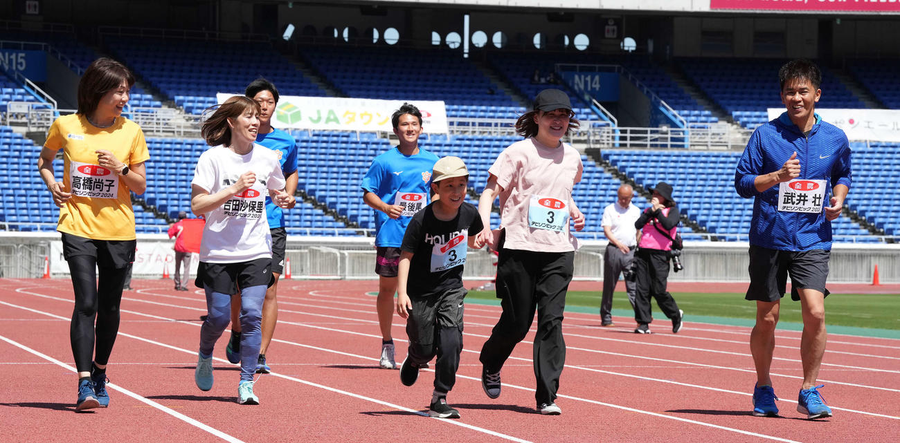 親子マラソンの最終走者と伴走する、高橋尚子さん（左）、吉田沙保里さん（左から2人目）、武井壮（右）（撮影・鈴木みどり）