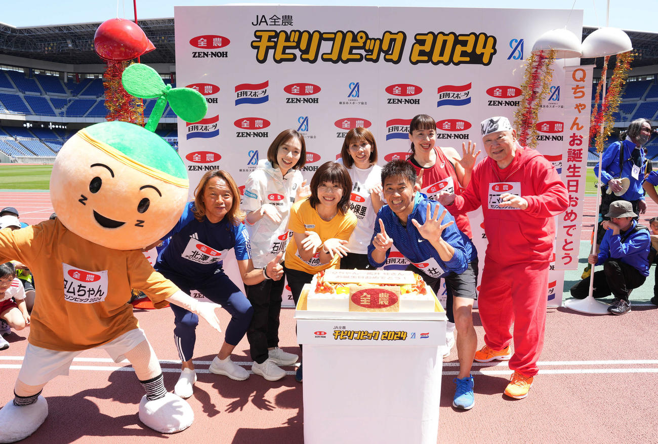 高橋尚子さん（中央左）と武井壮（同右）の誕生日を祝うゲストたち。左から北沢豪さん、石川佳純さん、1人おいて吉田沙保里さん、1人おいて浜口京子さん、アニマル浜口さん（撮影・鈴木みどり）