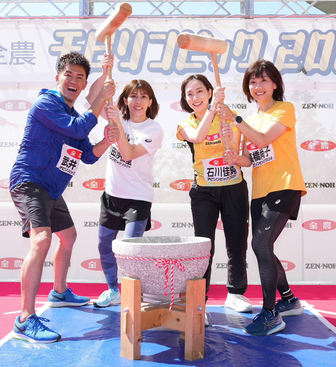 笑顔でもちつきする、左から武井壮、吉田沙保里さん、石川佳純さん、高橋尚子さん（撮影・鈴木みどり）