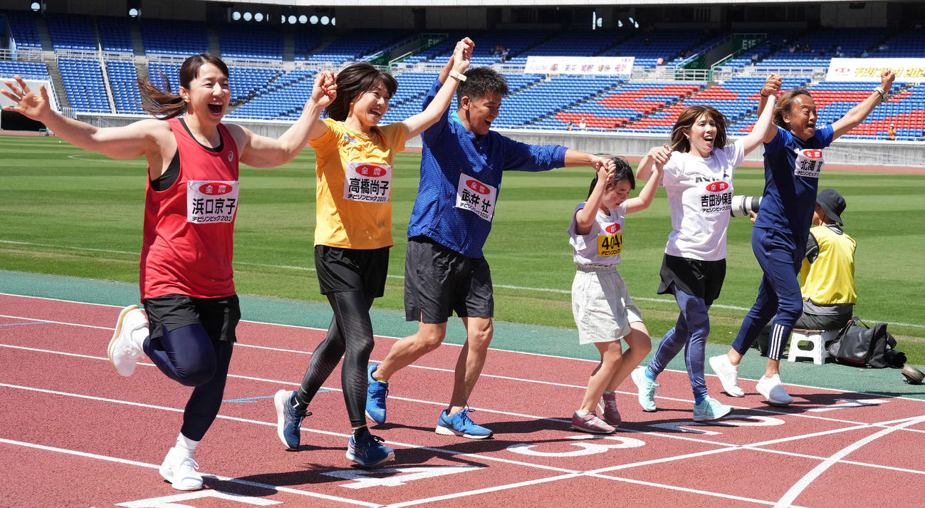 ミニマラソンの最終走者と笑顔でゴールするゲストたち。左から浜口京子さん、高橋尚子さん、武井壮、1人おいて吉田沙保里さん、北沢豪さん（撮影・鈴木みどり）