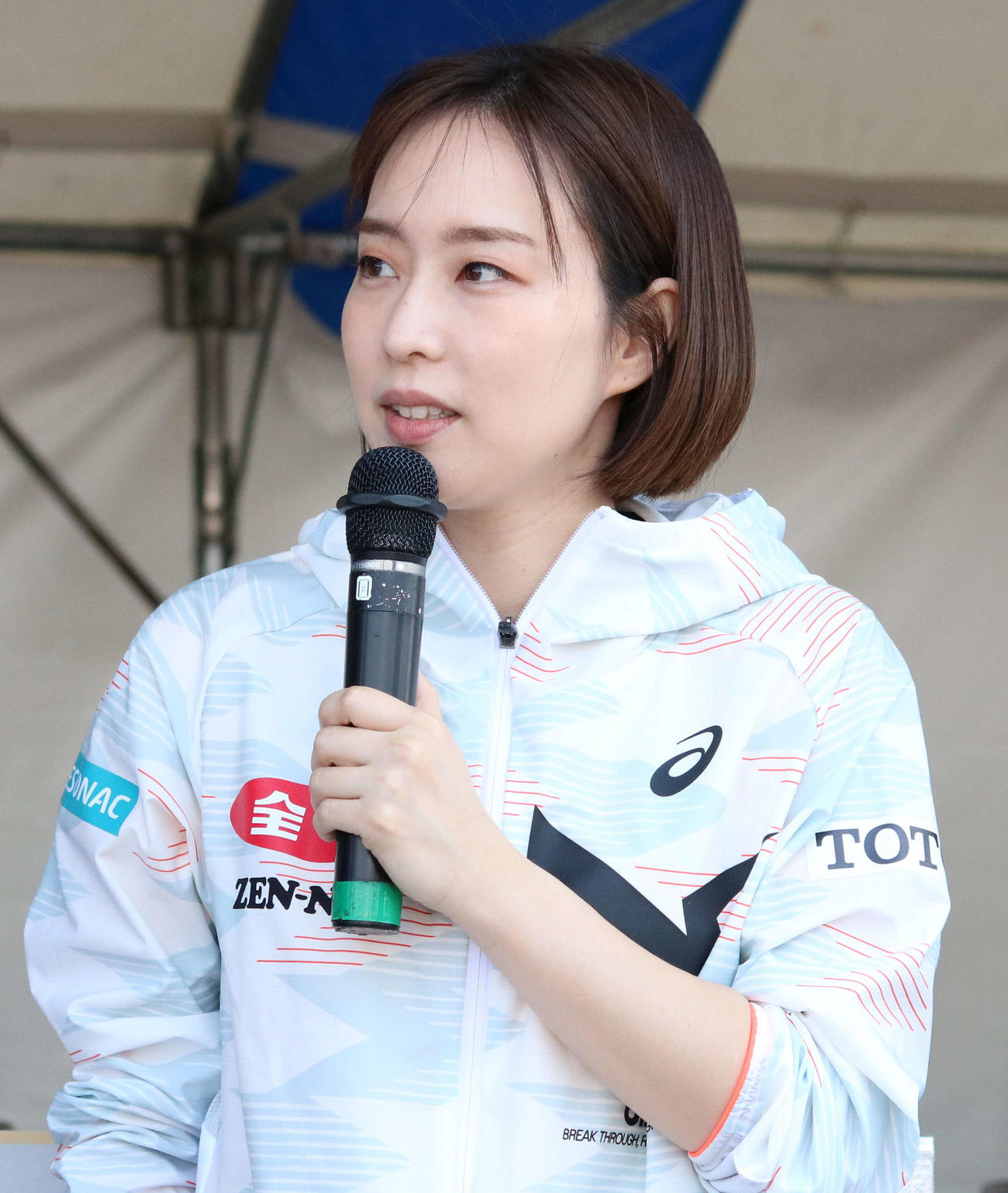 JA農協お楽しみ広場で「かすみんカレー」をPRする石川佳純さん