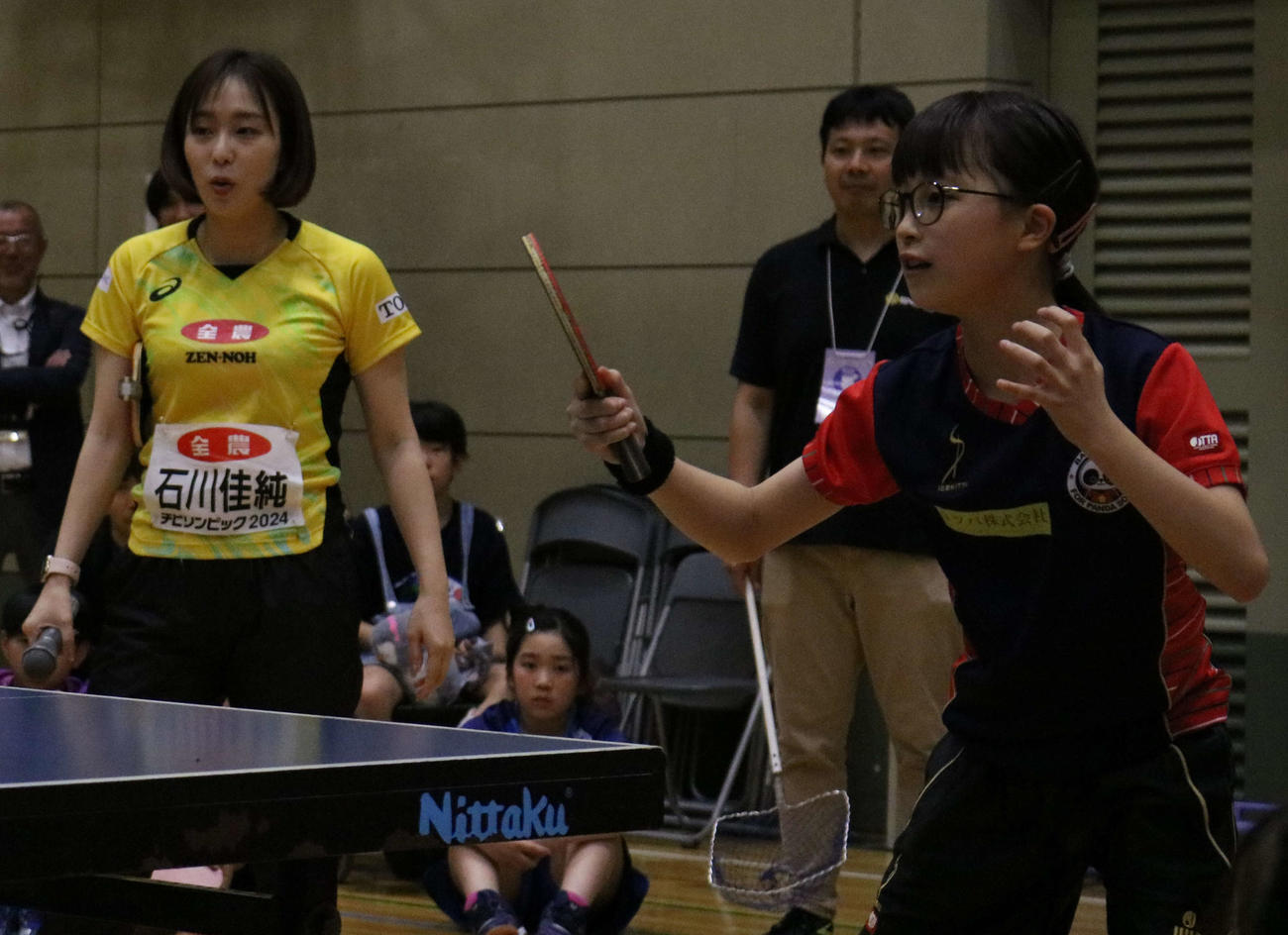 チビリンピック2024　イベントで宮沢真唯さん（右）に指導する石川佳純さん（撮影・野見山拓樹）