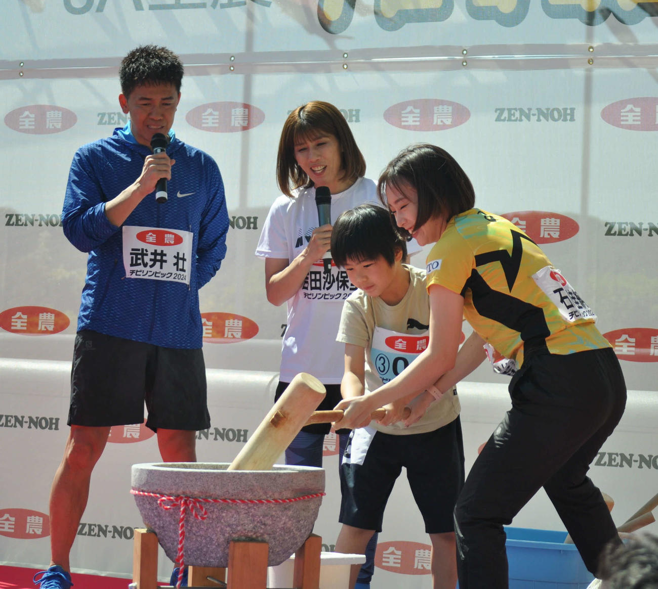 チビリンピック2024　お餅つきに参加する左から武井壮、吉田沙保里さん、1人おいて石川佳純さん