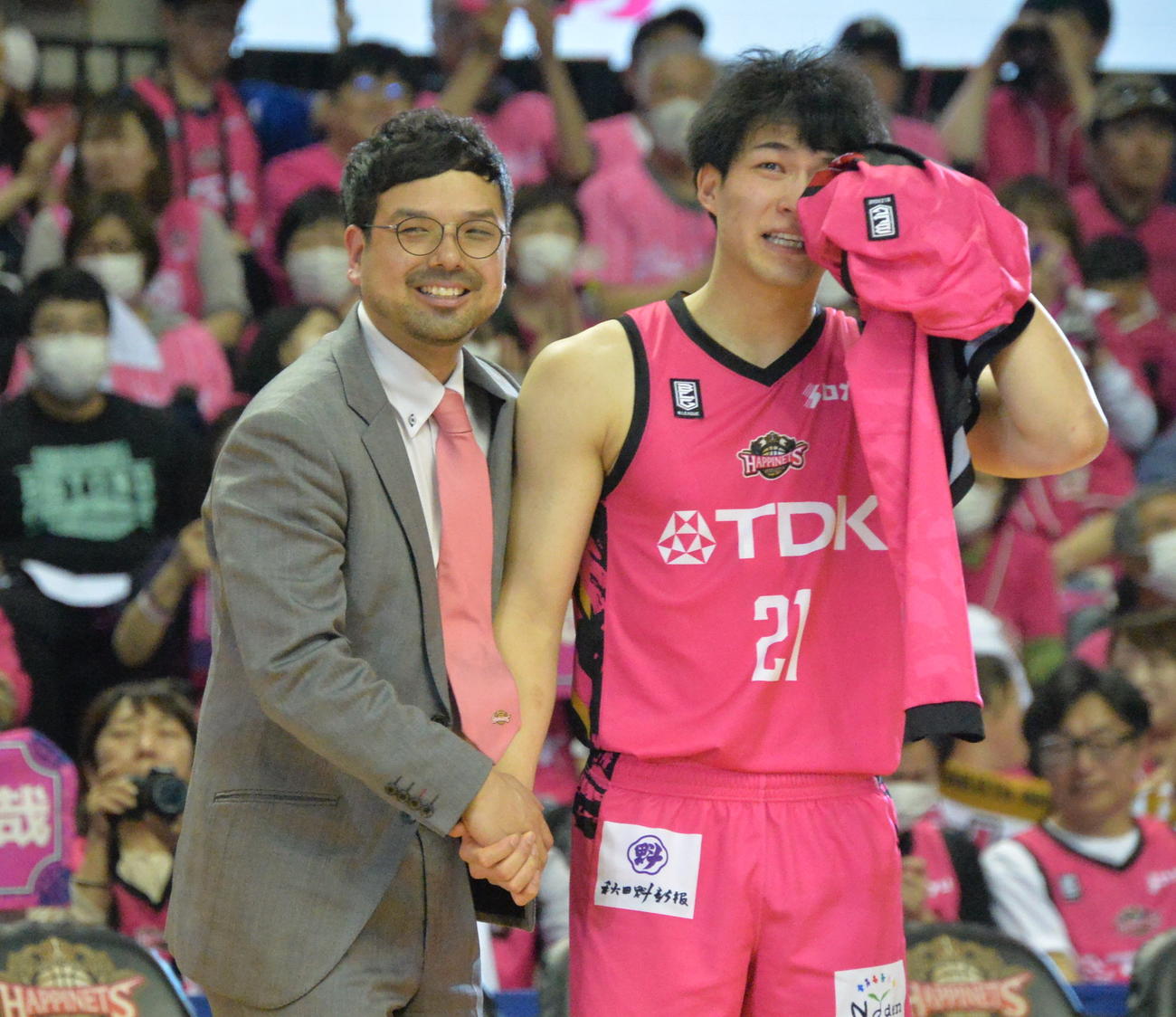 チーム最多の14得点を挙げた長谷川（右）は試合後に涙する。左は前田HC（撮影・濱本神威）