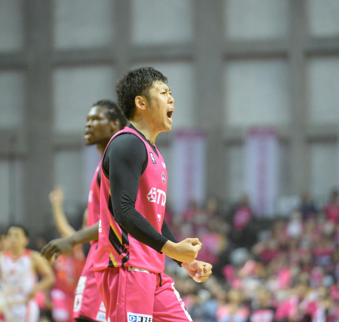 秋田対千葉　第1Q、逆転の3点シュートを放ち、雄たけびをあげるB1秋田・田口（撮影・濱本神威）