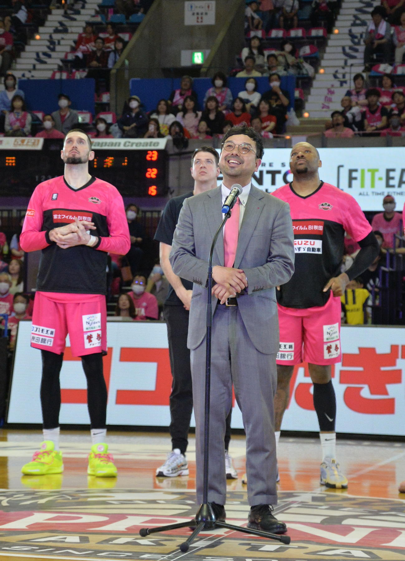 最終戦に勝利し、笑顔でシーズンを振り返る前田HC（撮影・濱本神威）