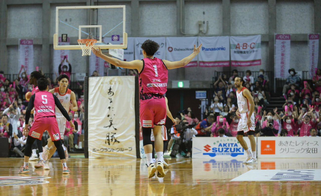 秋田対千葉　第1Q、3点シュートを決め両手を広げる秋田・王（撮影・濱本神威）