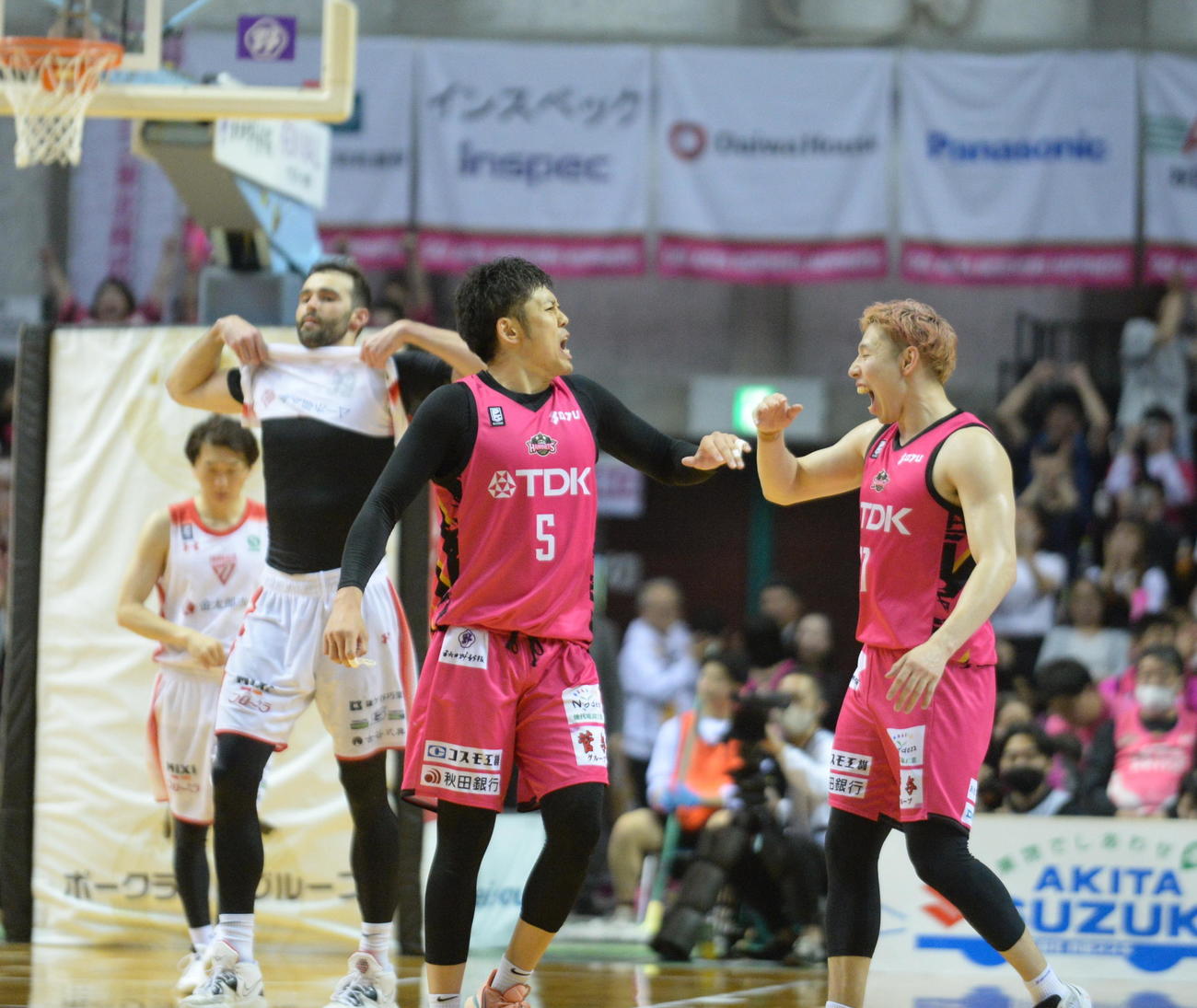 千葉に勝利し、力いっぱいハイタッチする秋田の田口（左）と中山（撮影・濱本神威）