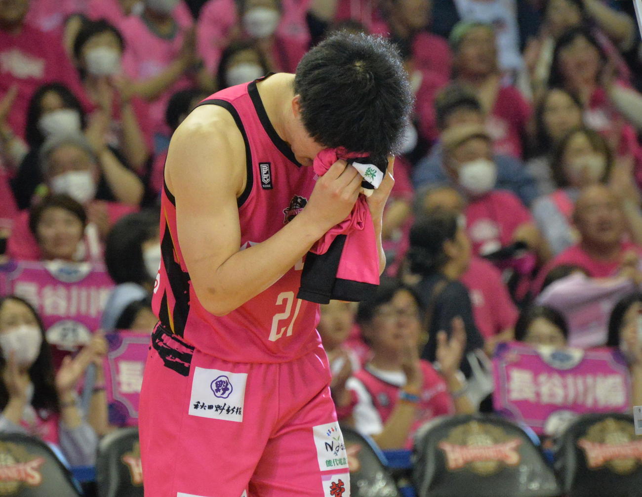 秋田対千葉　最終戦に勝利し、チーム最多の14得点を挙げた長谷川は涙を流す（撮影・濱本神威）