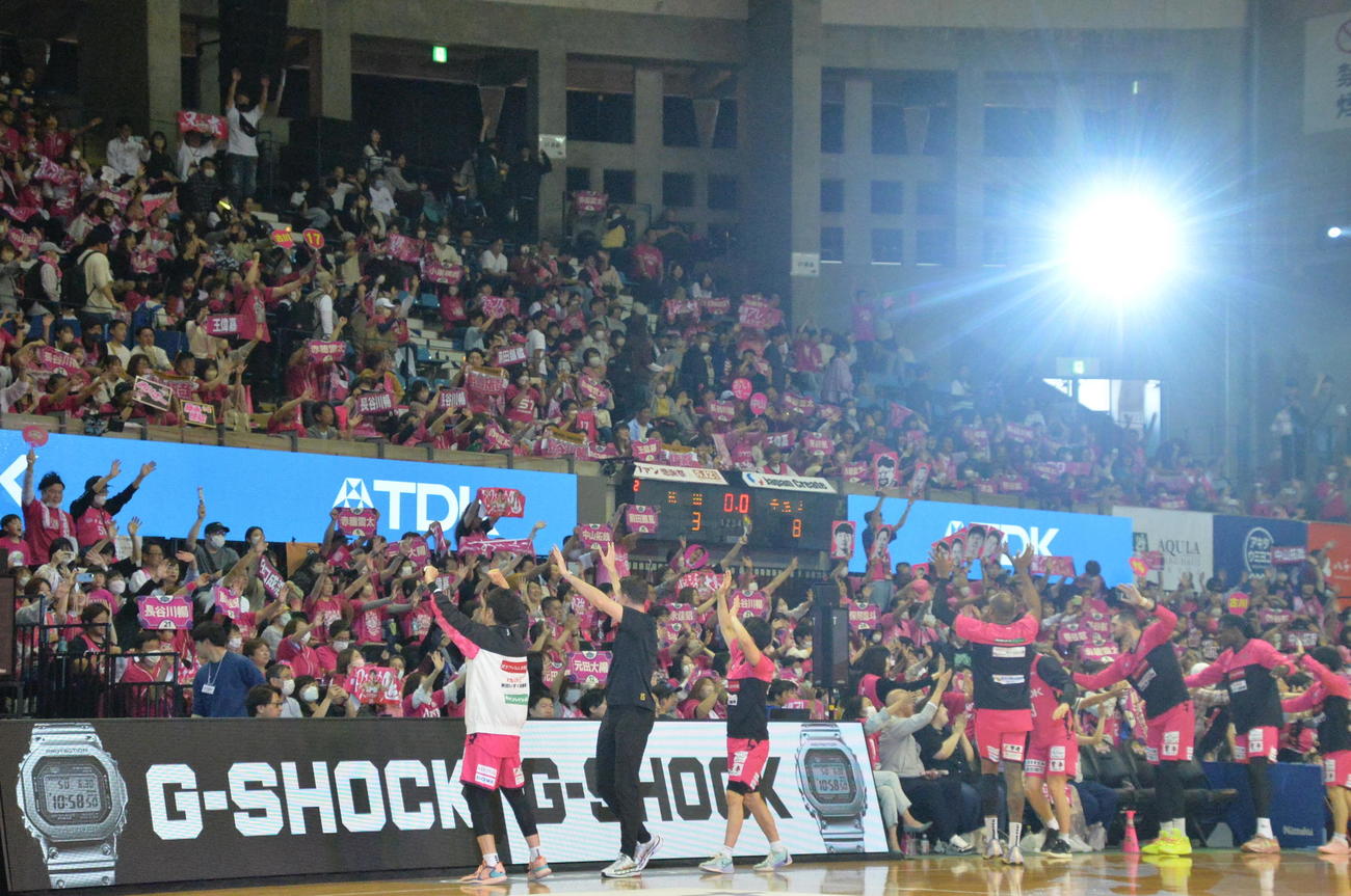 最終戦を勝利し、ブースターとともに喜びあう秋田の選手たち（撮影・濱本神威）