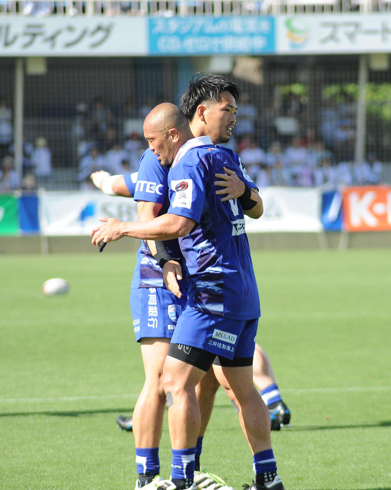 後半、弟の洋則（左）と選手交代しハグする静岡ブルーレヴズ・矢富勇毅