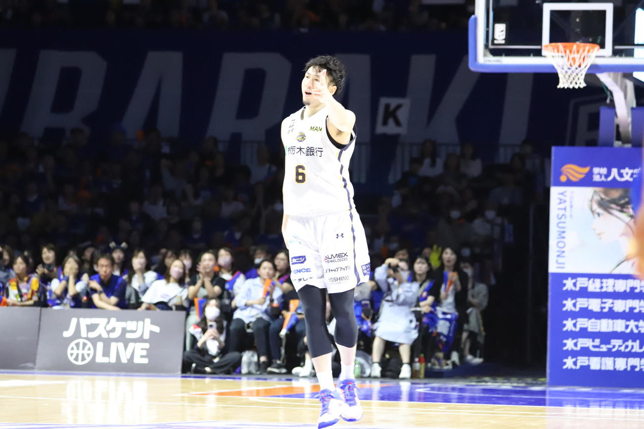 茨城対宇都宮　3ポイントシュートを成功させ、セレブレーションを決める宇都宮比江島（撮影・沢田啓太郎）