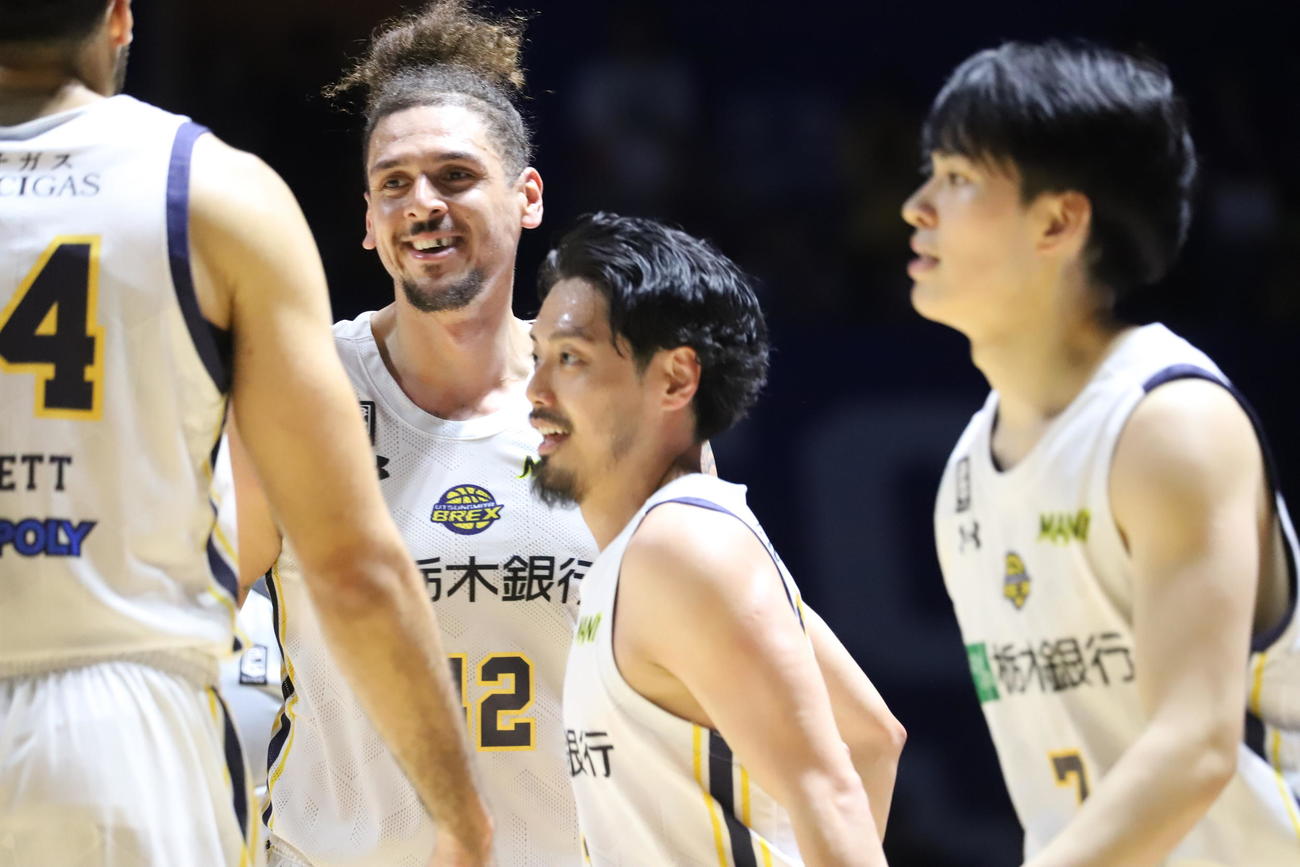 茨城対宇都宮　3ポイントシュートを決めて笑顔の宇都宮渡邉（撮影・沢田啓太郎）