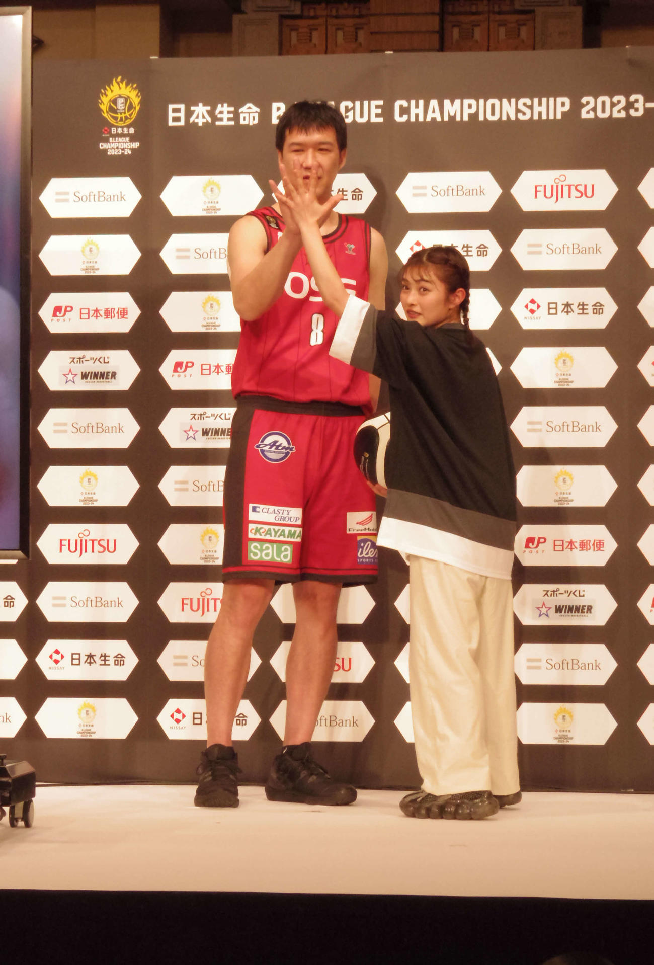 Bリーグのチャンピオンシップ進出会見で、B1三遠の太田（左）と手の大きさを比べるタレントの井上咲楽