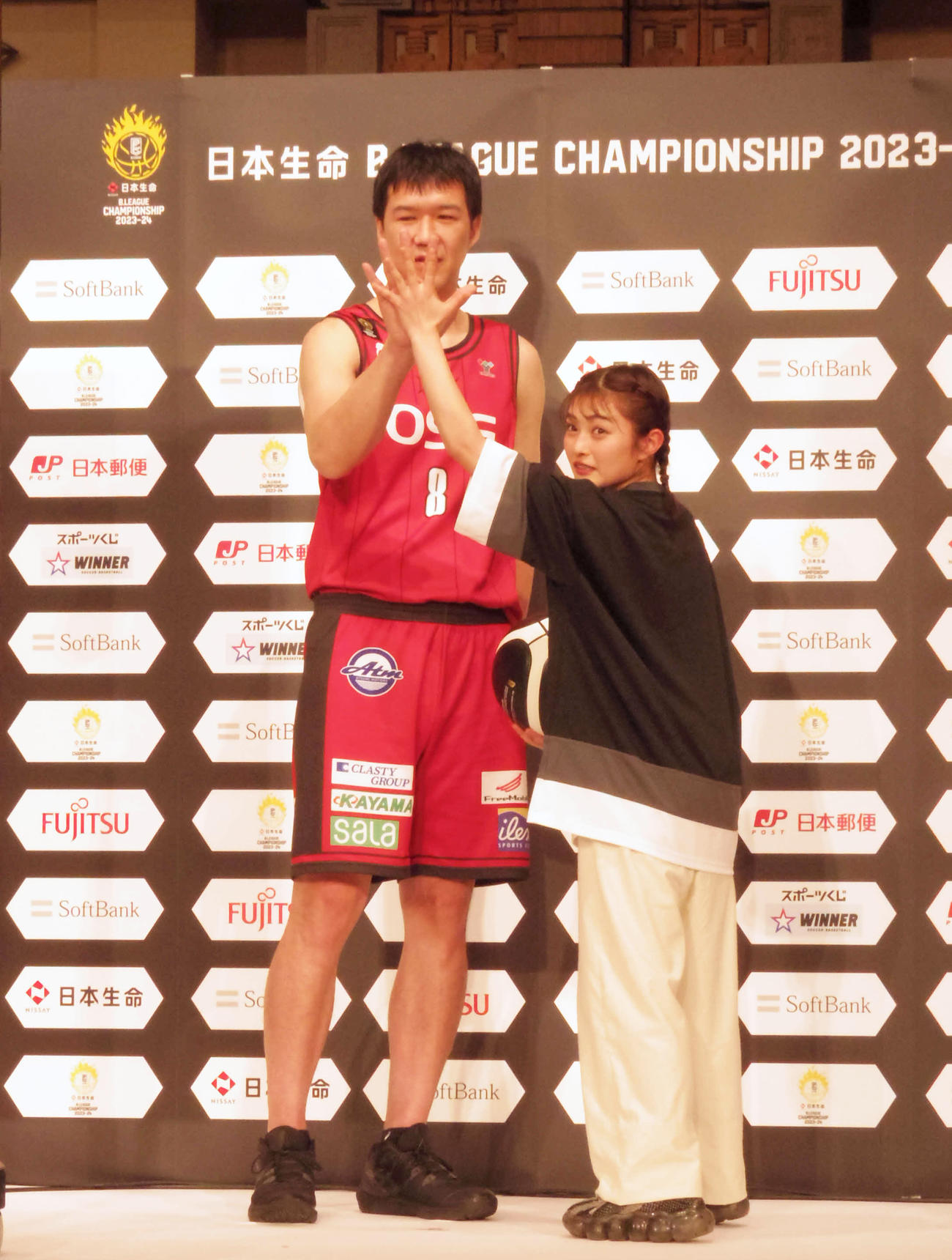 Bリーグのチャンピオンシップ進出会見で、B1三遠の太田（左）と手の大きさを比べるタレントの井上咲楽