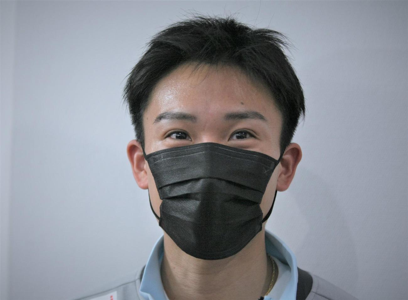 バドミントンのトマス杯から成田空港に帰国した桃田賢斗。マスクを着用したまま取材対応（撮影・藤塚大輔）