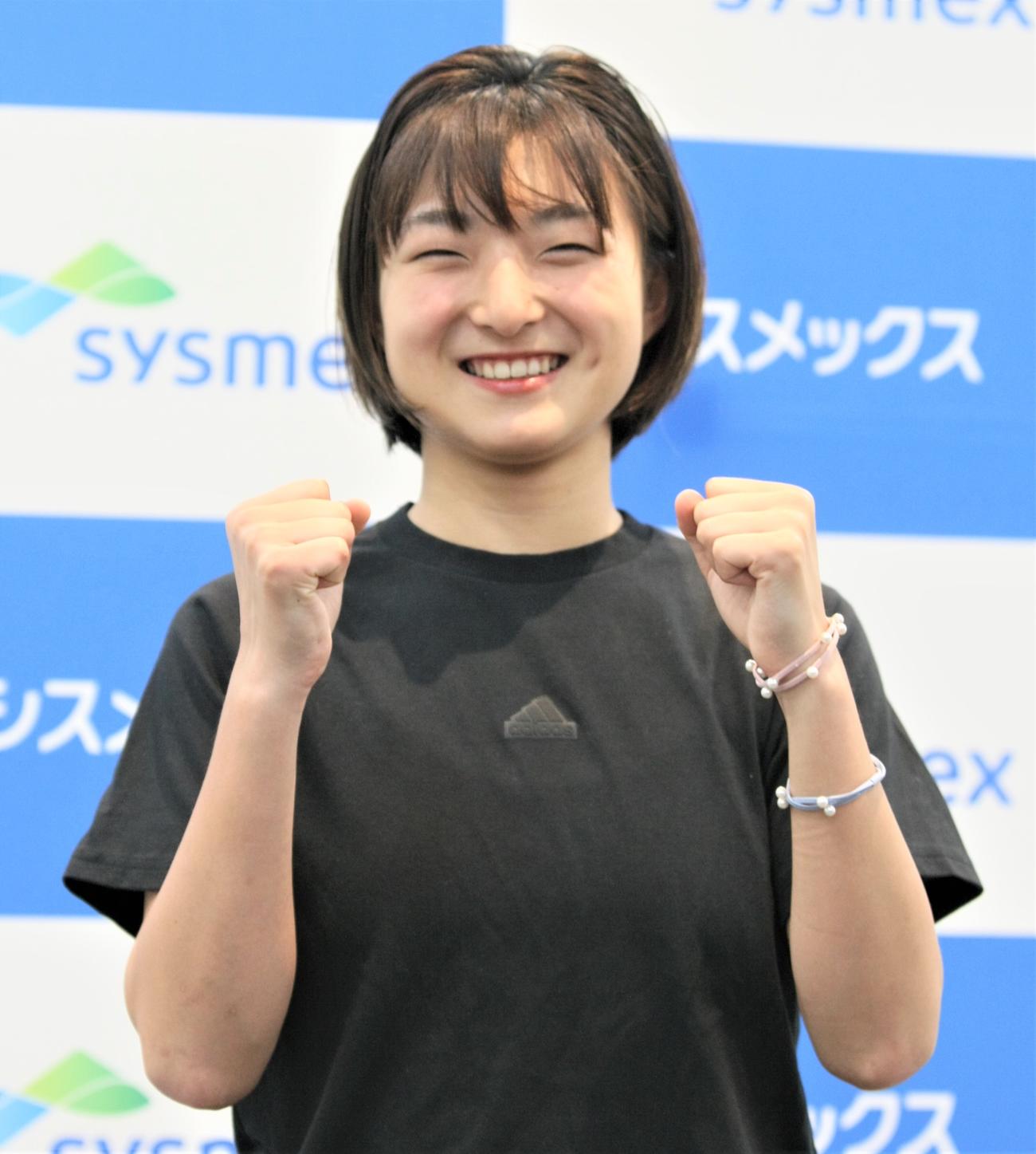 カナダへの出国前の取材会で笑顔を見せるフィギュアスケート女子の坂本（撮影・藤塚大輔）