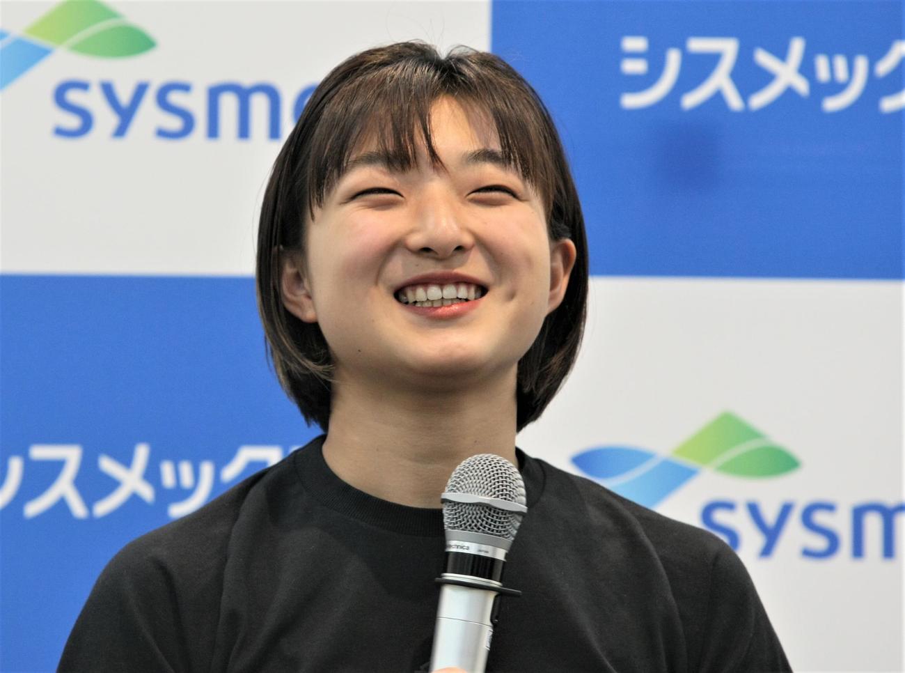 カナダへの出国前に取材会で笑顔を見せるフィギュアスケート女子の坂本（撮影・藤塚大輔）