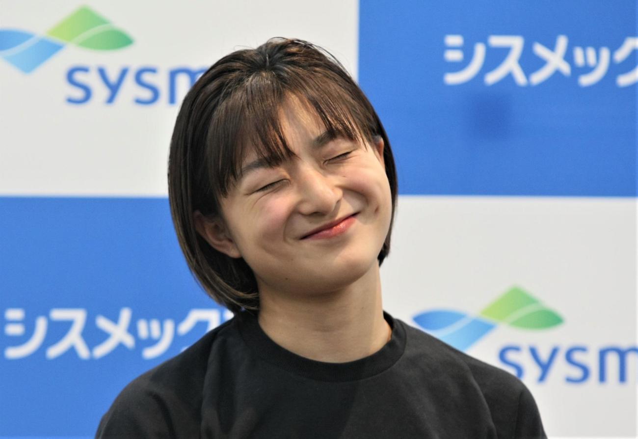 カナダへの出国前に取材会で笑顔を見せるフィギュアスケート女子の坂本（撮影・藤塚大輔）