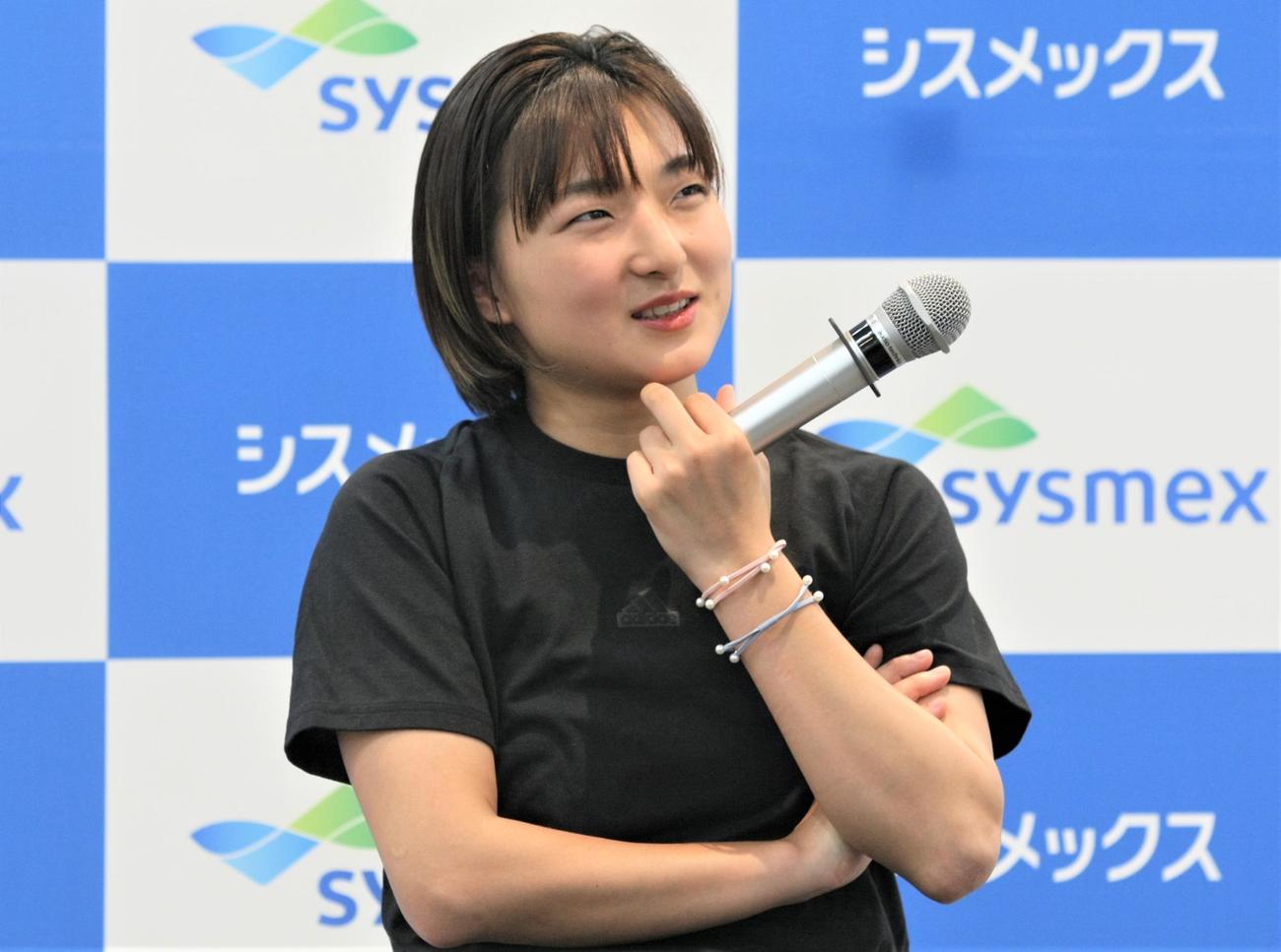 取材会で報道陣からの質問に考え込むフィギュアスケート女子の坂本（撮影・藤塚大輔）