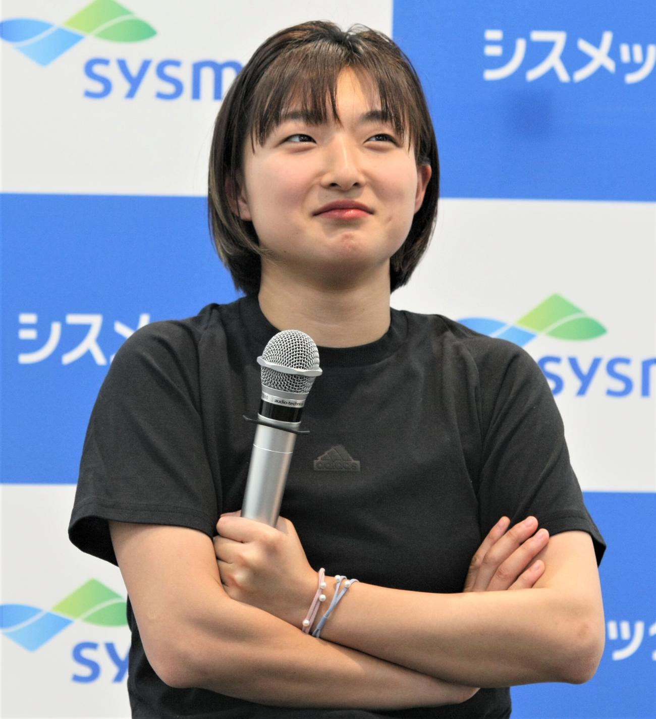 取材会で報道陣からの質問に考え込むフィギュアスケート女子の坂本（撮影・藤塚大輔）